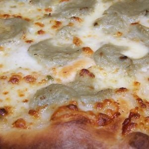 pizza crema di carciofi e stracchino