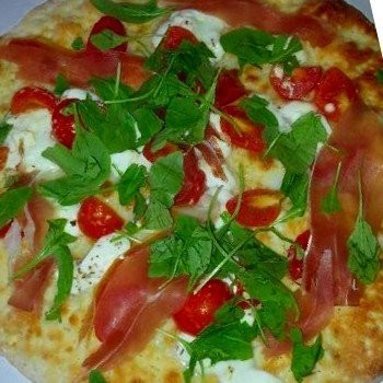 pizza bufala, crudo, rucola, pomodorini