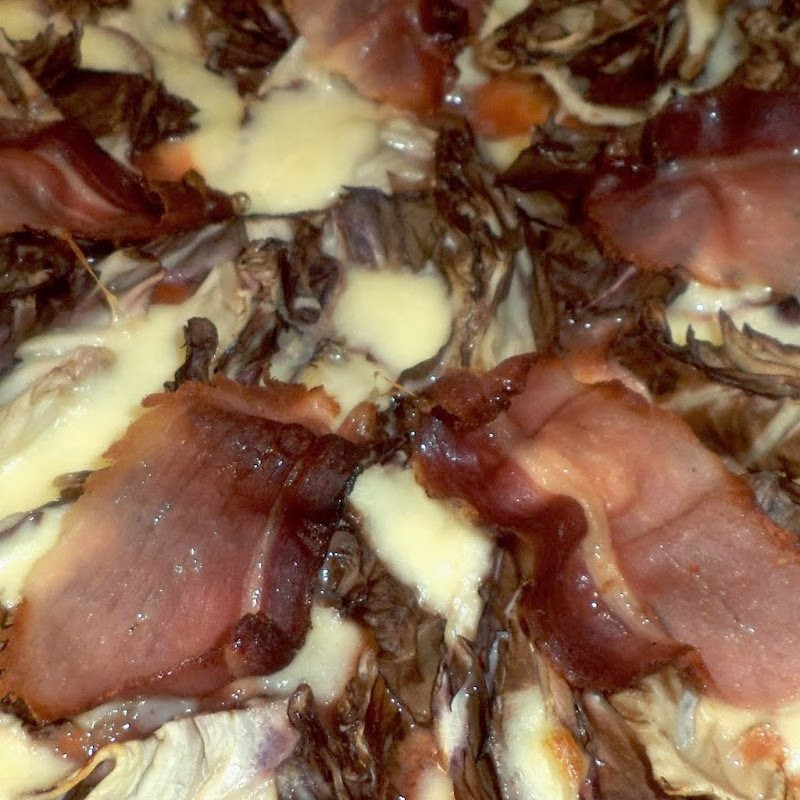 Salsa di pomodoro, Mozzarella, Provola, Radicchio di Treviso, Speck