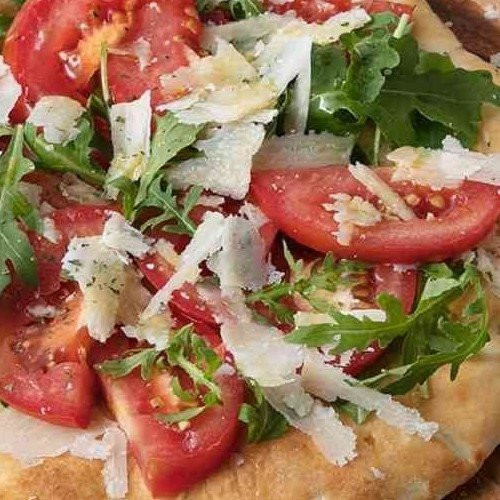 Pizza rucola, pomodo a fette, grana