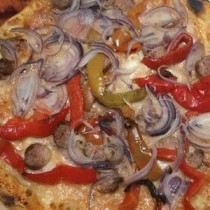 OPizza cipolla peperoni salsiccia provola