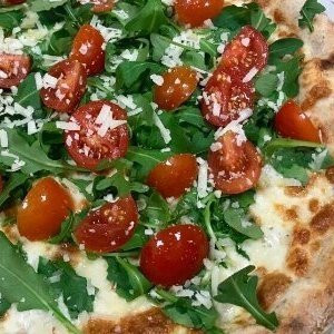 Salsa di pomodoro, Mozzarella, Formaggio Provola, Rucola,Pomodorini