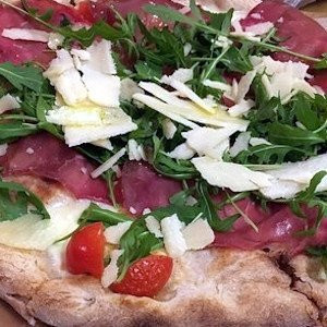 pizza rucola parmigiano bresaola pomodorini
